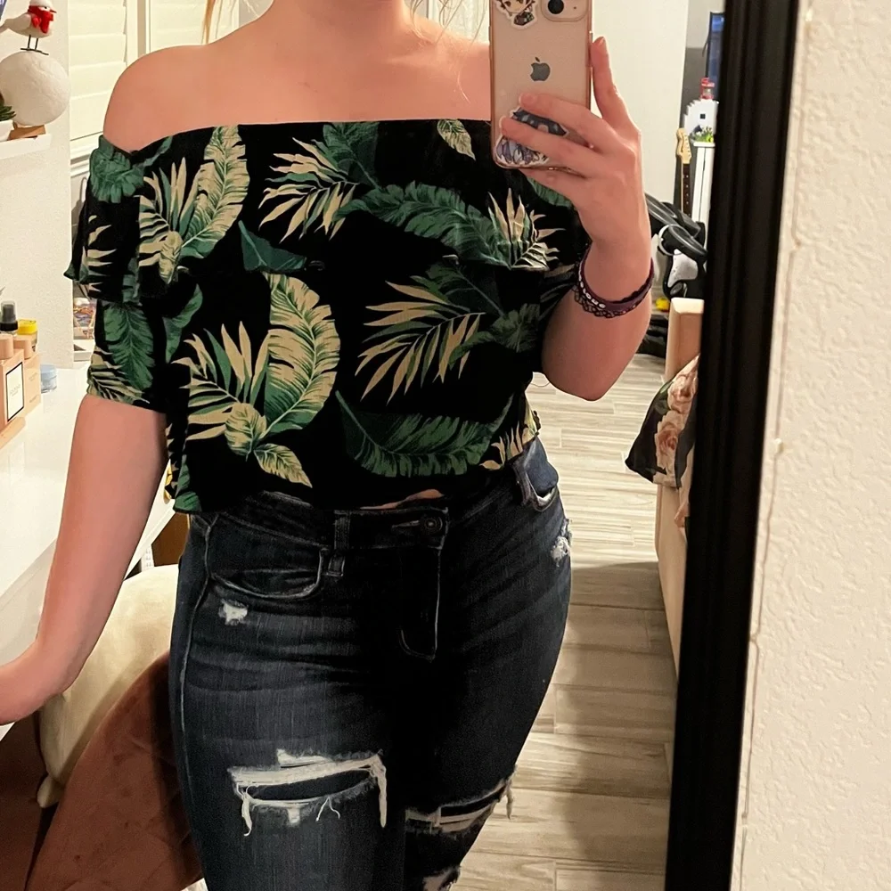 ✨Palm Tree Crop Top✨ - Picture 1 of 2